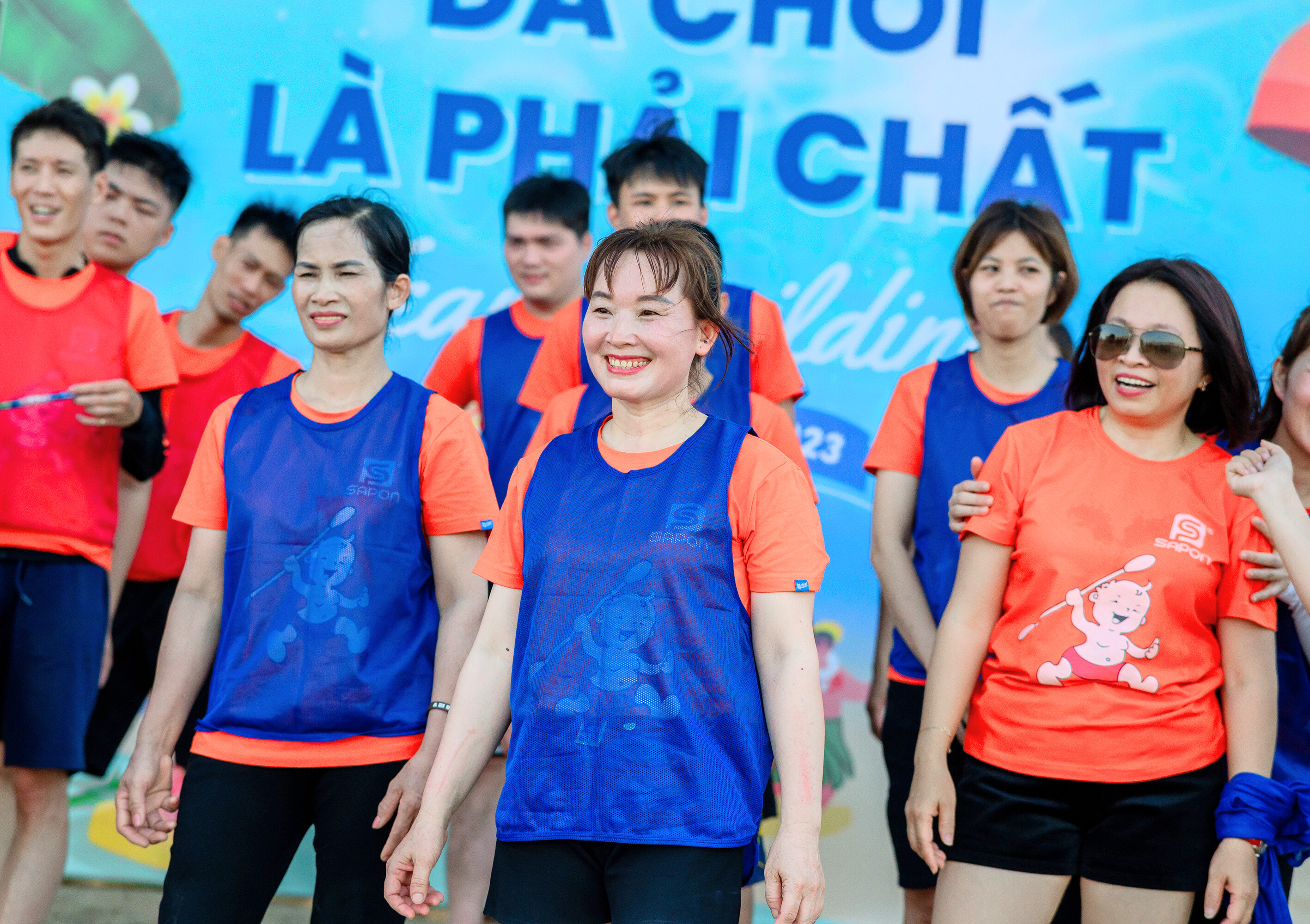 Chị Làn (giữa) trong hoạt động team building của Sapon Group năm 2023