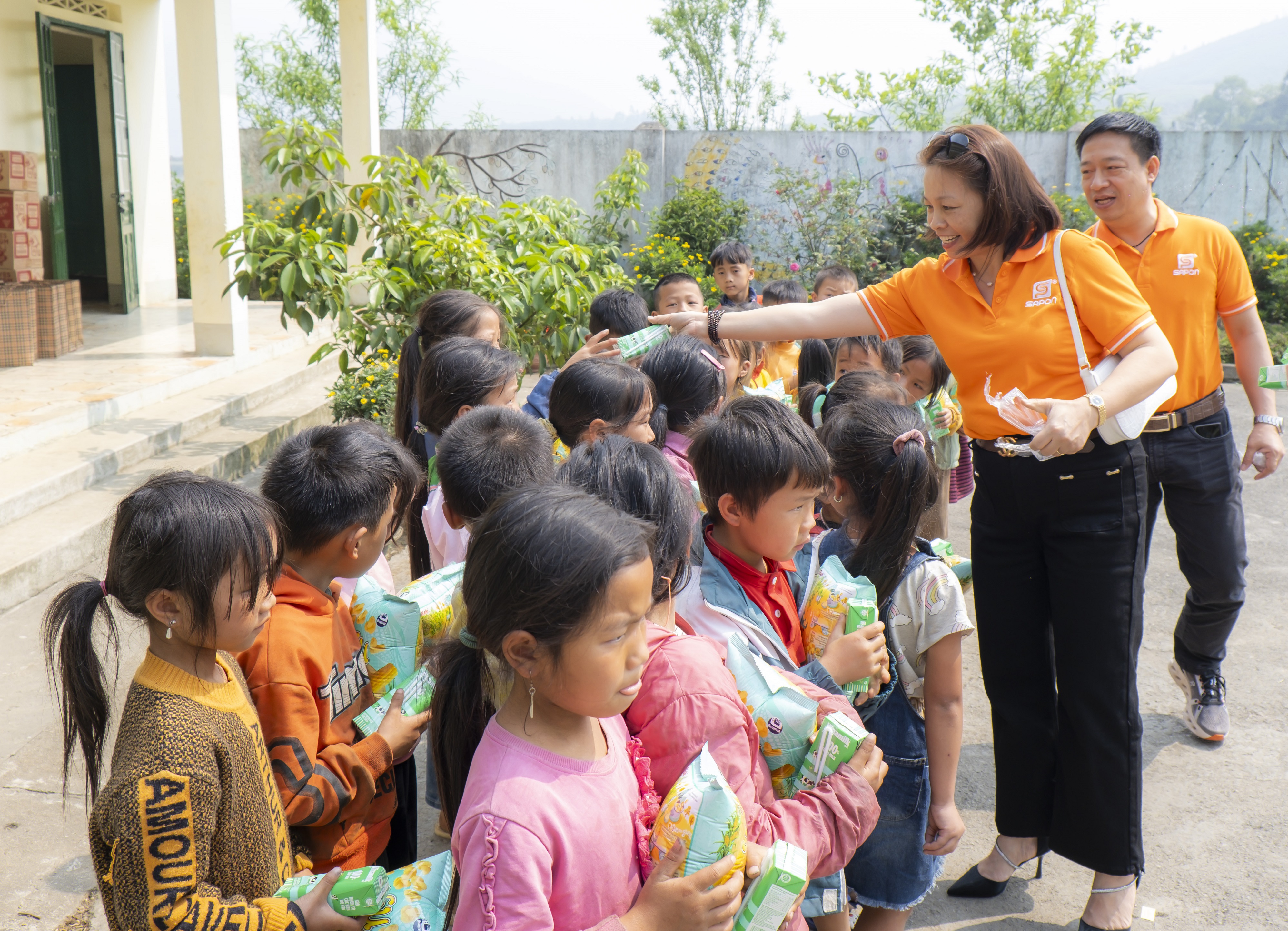 Ngoài suất quà chính, các em nhỏ còn vô cùng hào hứng khi được nhận thêm phần quà nhỏ gồm bánh và sữa